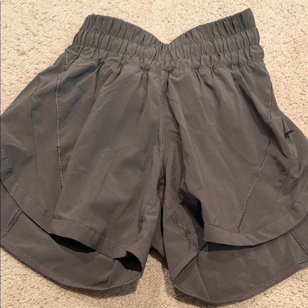 Lululemon dark olive green tracker athletic shorts sz 0 like new